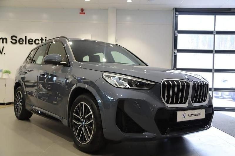 Grå Begagnad 2025 BMW X1 Shadowline SUV | 499 000 kr (Marknadspris) - Bild 1/3