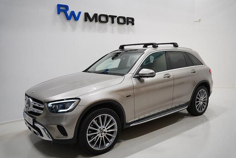 Silver Begagnad 2020 Mercedes GLC300e SUV | 374 900 kr (Marknadspris) - Bild 1/4