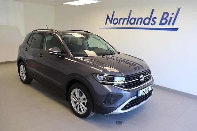 Grå (smokey grey metallic) Ny 2025 VW T-Cross Life SUV | 319 000 kr (Marknadspris) - Bild 1/4
