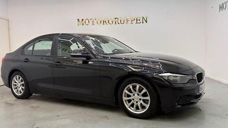 Begagnad BMW 318 143 HK (105 kW) 2013 Svart Sedan