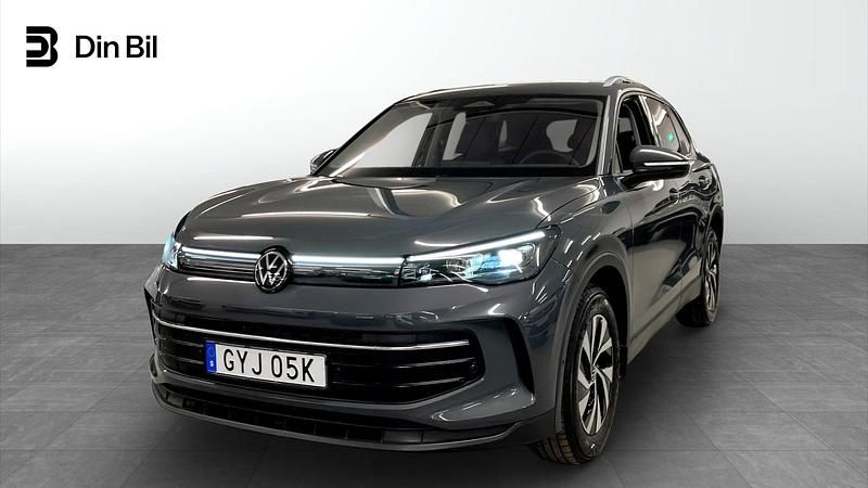 Mörkgrå Begagnad 2025 VW Tiguan SUV | 389 900 kr (Marknadspris) - Bild 1/4