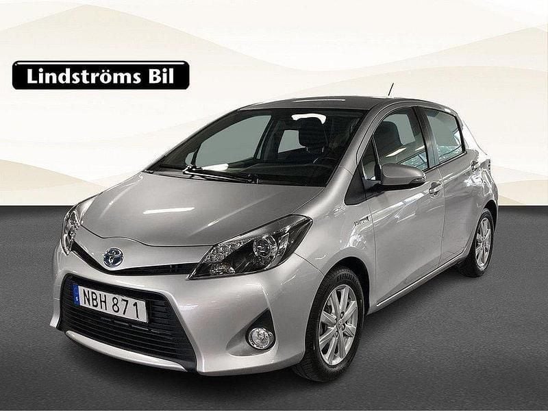 Silver Begagnad 2012 Toyota Yaris Hybrid Active Halvkombi | 124 900 kr (Marknadspris) - Bild 1/3