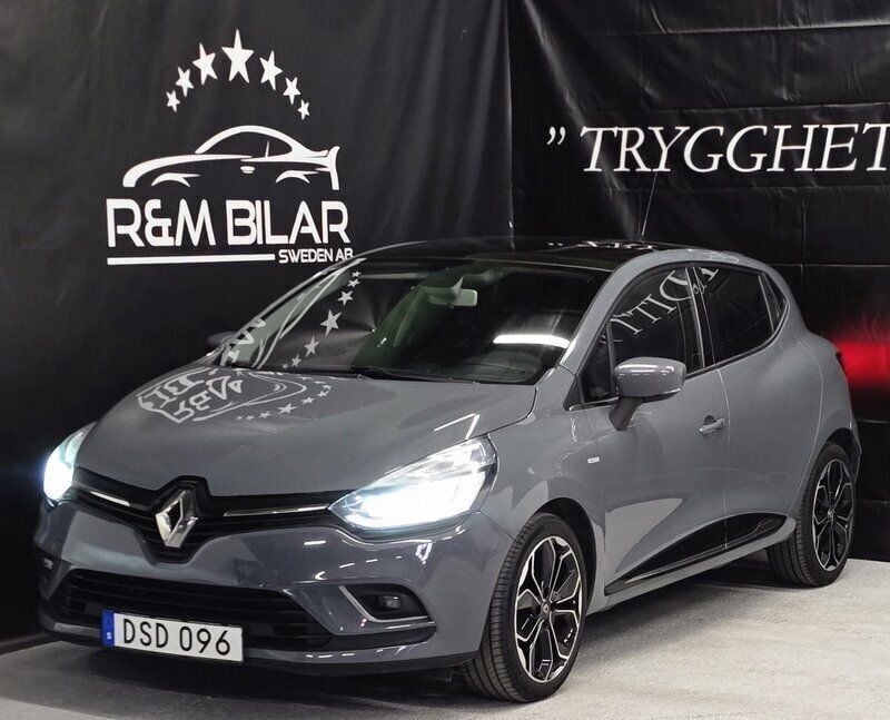 Mörkgrå Begagnad 2018 Renault Clio IV Halvkombi | 104 800 kr (Marknadspris) - Bild 1/4