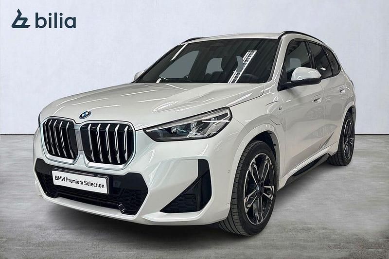 Mineralvit metallic Begagnad 2025 BMW X1 M Sport SUV | 569 900 kr - Bild 1/4