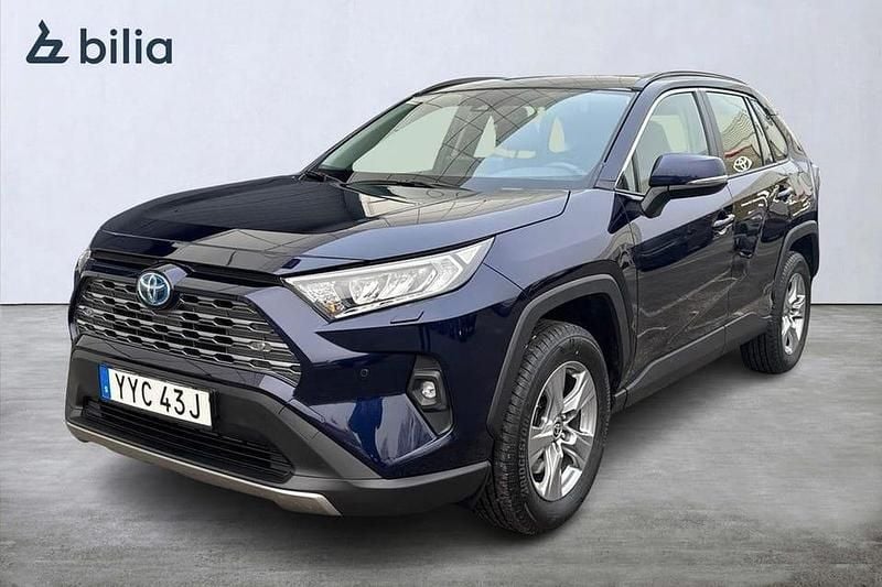Blå Begagnad 2024 Toyota RAV4 Hybrid Active SUV | 404 900 kr (Bra pris) - Bild 1/3