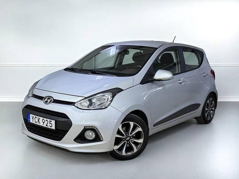 Silver m1 Begagnad 2016 Hyundai i10 Premium Halvkombi | 79 900 kr (Marknadspris) - Bild 1/4