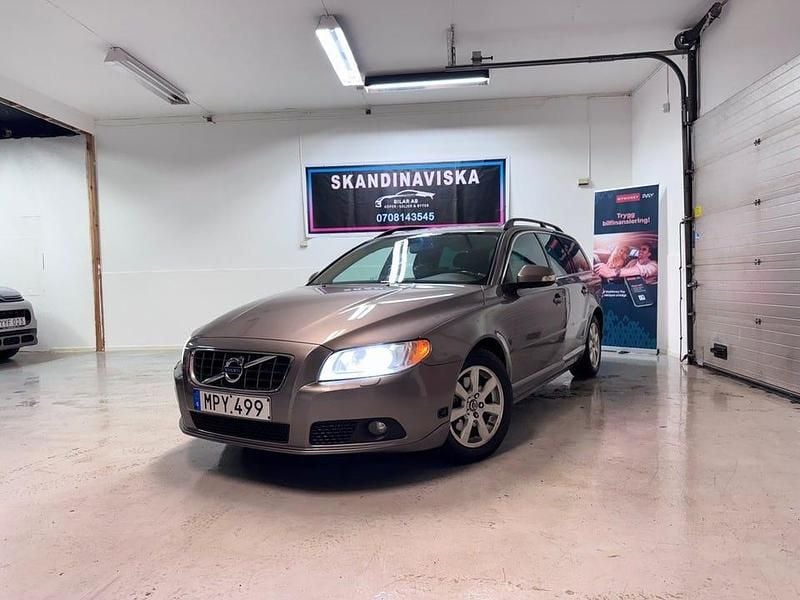 Grå Begagnad 2011 Volvo V70 Momentum Kombi | 43 900 kr (Marknadspris) - Bild 1/4