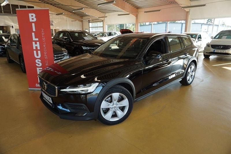 Svart Begagnad 2022 Volvo V60 CC Momentum Kombi | 349 000 kr (Marknadspris) - Bild 1/4
