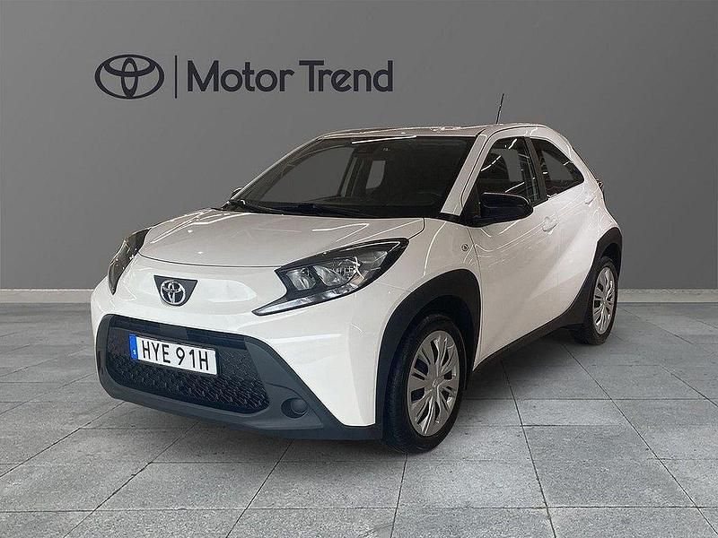 Vit Begagnad 2022 Toyota Aygo Play Halvkombi | 149 900 kr (Marknadspris) - Bild 1/4
