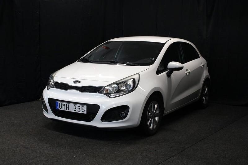 Begagnad Kia Rio 90 HK (66 kW) 2012 Vit Halvkombi