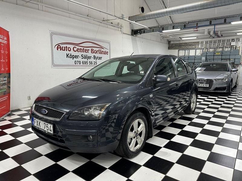 Grå Begagnad 2008 Ford Focus Halvkombi | 34 900 kr (Lite dyr) - Bild 1/4