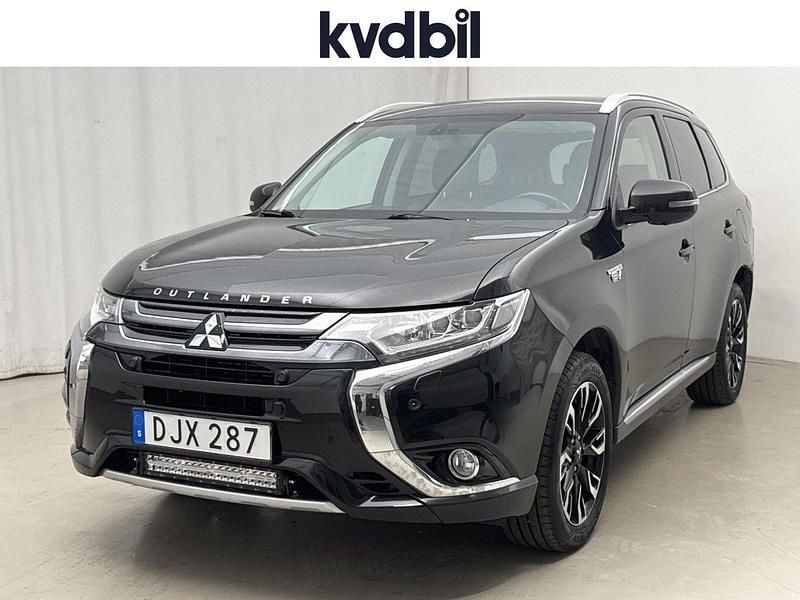 Svart (svart metallic) Begagnad 2016 Mitsubishi Outlander P-HEV SUV | 148 800 kr (Marknadspris) - Bild 1/3