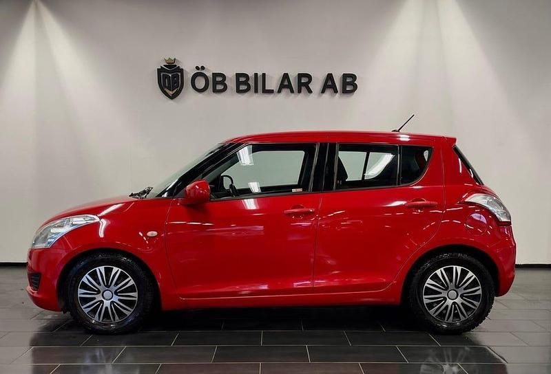 Begagnad Suzuki Swift 94 HK (69 kW) 2011 Röd Halvkombi