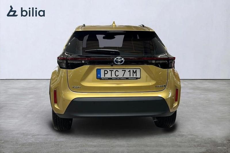 Begagnad Toyota Yaris Hybrid Active 117 HK (86 kW) 2023 Gul