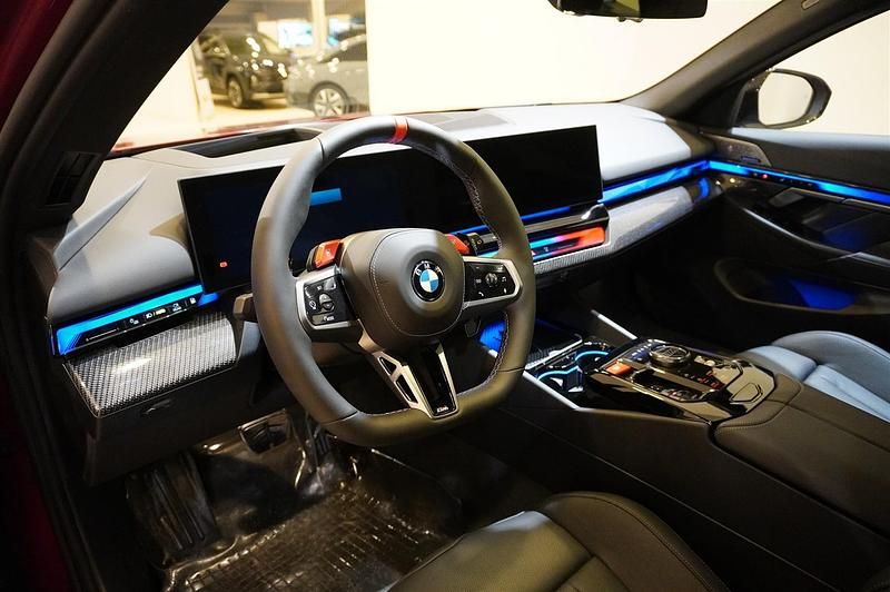 Ny BMW M5 Comfort Edition 2026 Röd Kombi