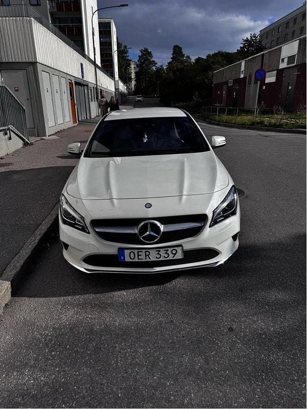 Vit Begagnad 2017 Mercedes CLA200 Shooting Brake Kombi | 169 000 kr (Marknadspris) - Bild 1/4