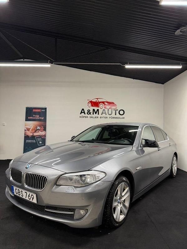 Grå Begagnad 2012 BMW 520 Sedan | 79 700 kr (Bra pris) - Bild 1/4