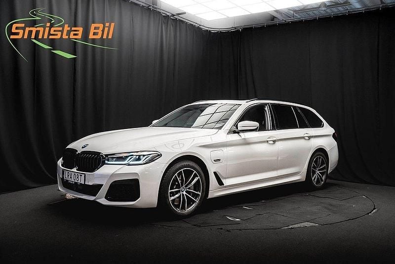 Vit Begagnad 2022 BMW 530e M Sport Kombi | 418 900 kr (Lite dyr) - Bild 1/3