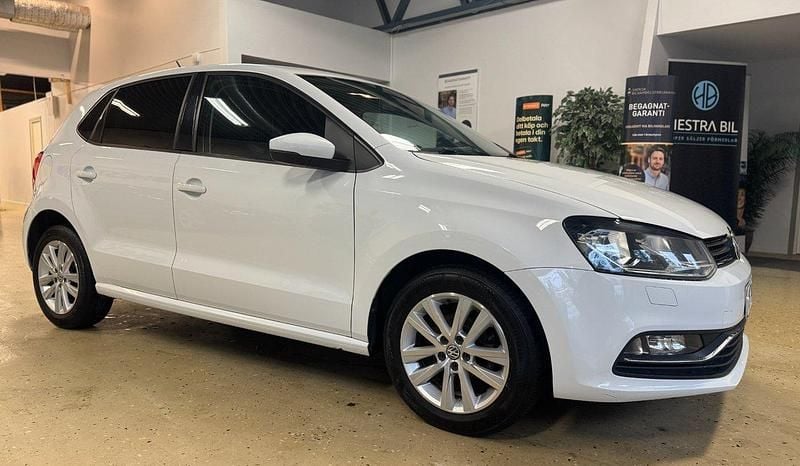 Vit Begagnad 2015 VW Polo Halvkombi | 84 900 kr (Marknadspris) - Bild 1/4