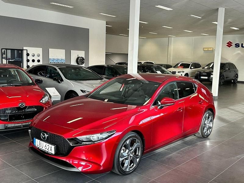 Röd Begagnad 2020 Mazda 3 Sky Halvkombi | 249 900 kr (Marknadspris) - Bild 1/4