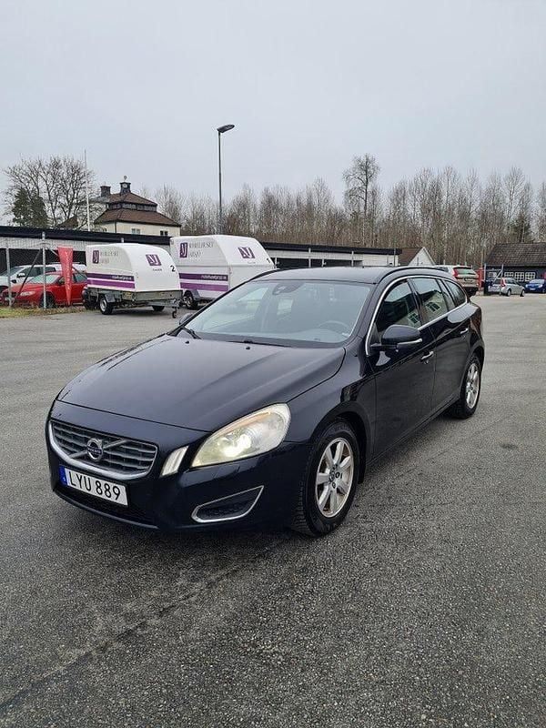 Svart Begagnad 2011 Volvo V60 Momentum Kombi | 59 700 kr (Lite dyr) - Bild 1/4