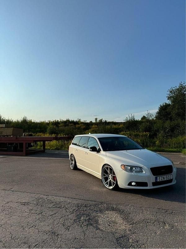 Vit Begagnad 2010 Volvo V70 R-Design Kombi | 79 000 kr (Marknadspris) - Bild 1/4