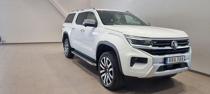 Vit (clear white) Begagnad 2023 VW Amarok Aventura Pickup | 679 000 kr (Lite dyr) - Bild 1/4