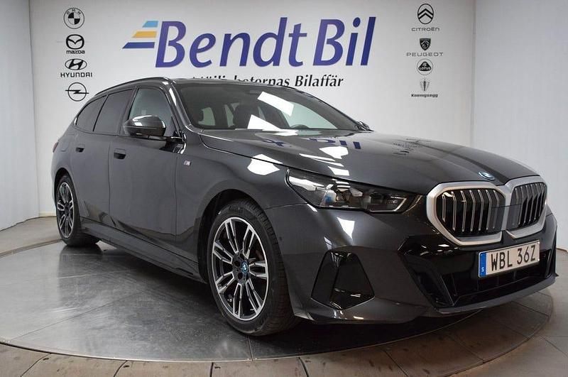 Sophisto grey brilliant effect Begagnad 2025 BMW 530 M Sport Kombi | 614 500 kr - Bild 1/3