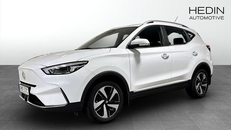 Vit (white) Begagnad 2023 MG ZS Comfort Sedan | 264 900 kr (Marknadspris) - Bild 1/4