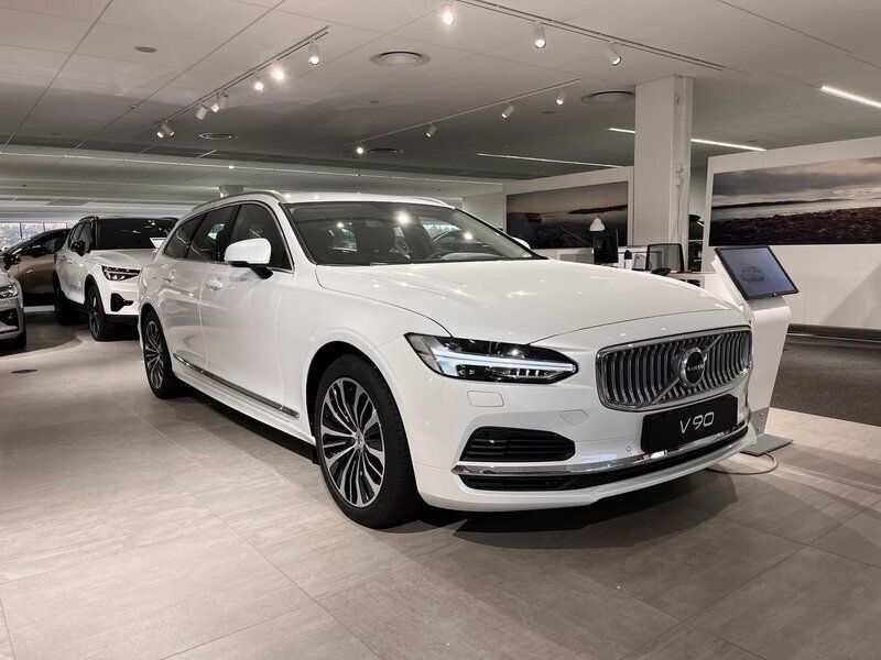 Vit Ny 2024 Volvo V90 Core Kombi | 554 900 kr (Marknadspris) - Bild 1/4