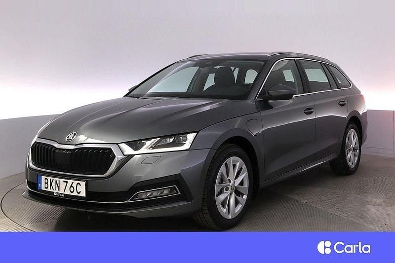 Grå Begagnad 2024 Skoda Octavia Style Kombi | 354 900 kr (Marknadspris) - Bild 1/4