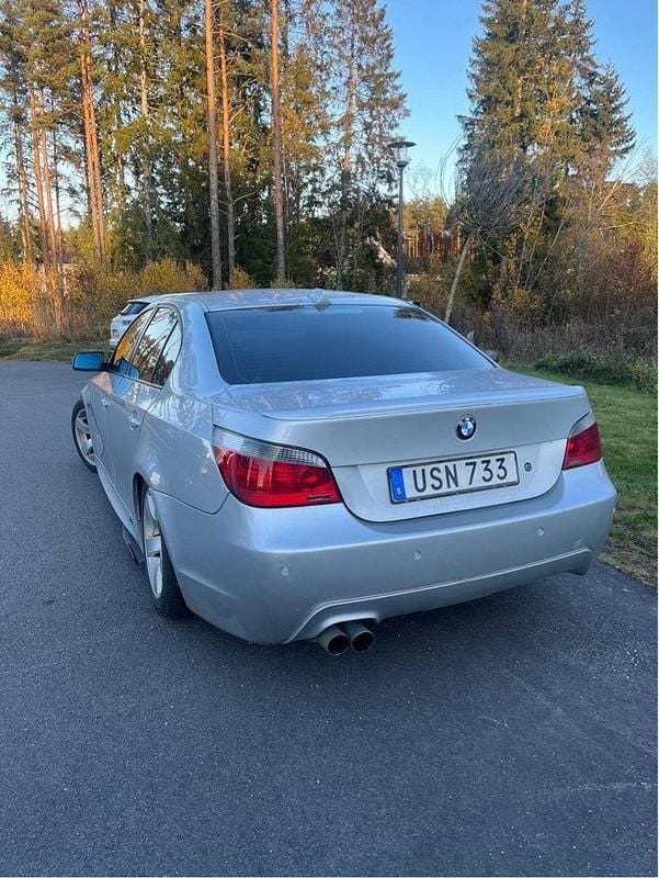 Vit Begagnad 2004 BMW 530 M Sport Sedan | 60 000 kr (Marknadspris) - Bild 1/4