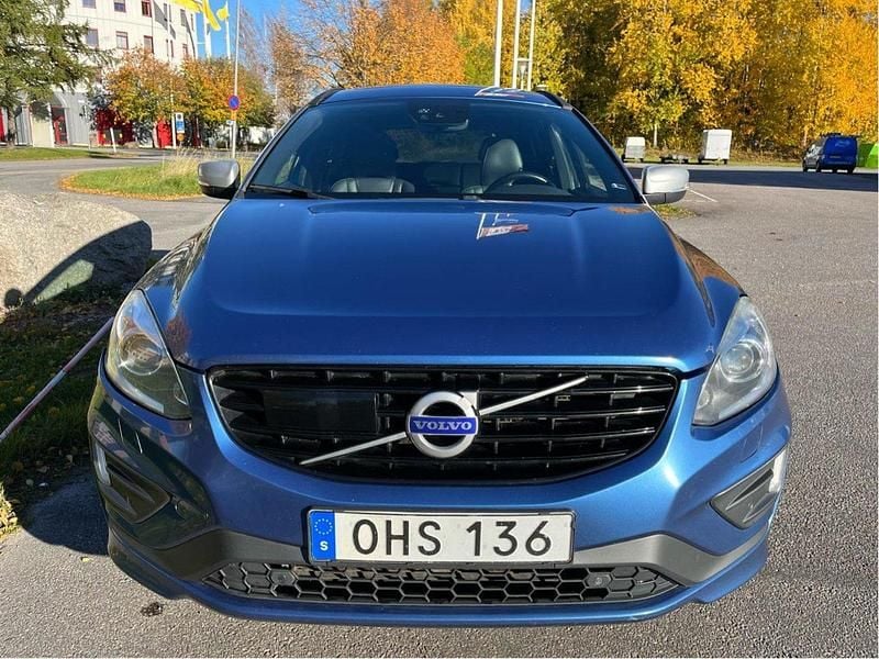Blå Begagnad 2017 Volvo XC60 R-Design SUV | 175 000 kr (Dyr) - Bild 1/4
