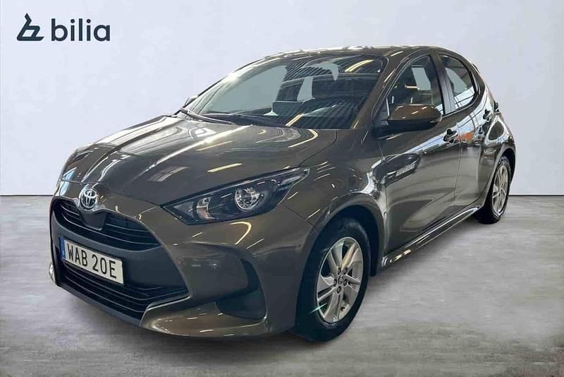 Grön Begagnad 2022 Toyota Yaris Hybrid Active Halvkombi | 199 900 kr (Marknadspris) - Bild 1/1