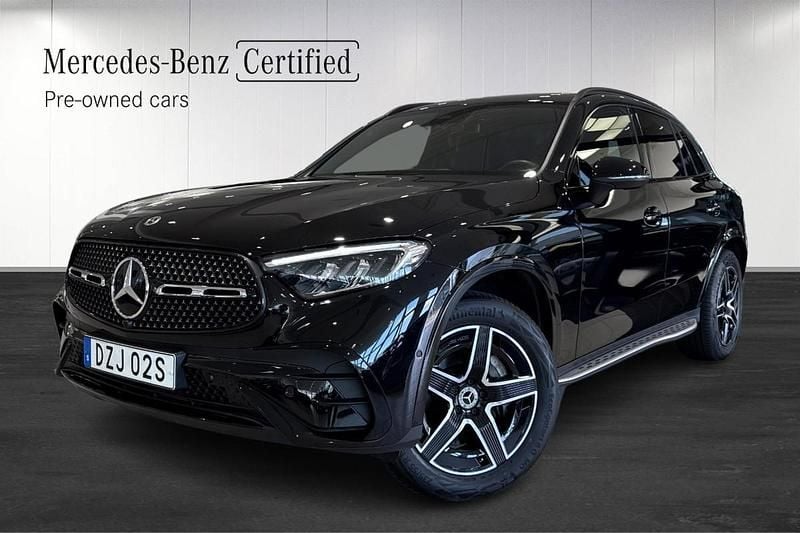 Svart metallic Begagnad 2024 Mercedes GLC300e AMG SUV | 689 900 kr (Bra pris) - Bild 1/4