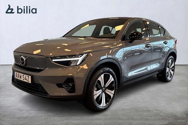 Grå Begagnad 2022 Volvo EC40 Plus SUV | 349 900 kr (Marknadspris) - Bild 1/3