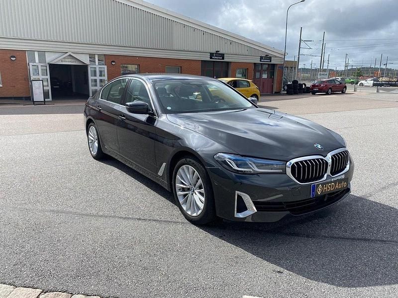 Grå Begagnad 2021 BMW 530e Sedan | 369 000 kr (Bra pris) - Bild 1/4