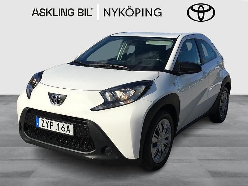 Vit Begagnad 2022 Toyota Aygo Play Halvkombi | 150 000 kr (Marknadspris) - Bild 1/3