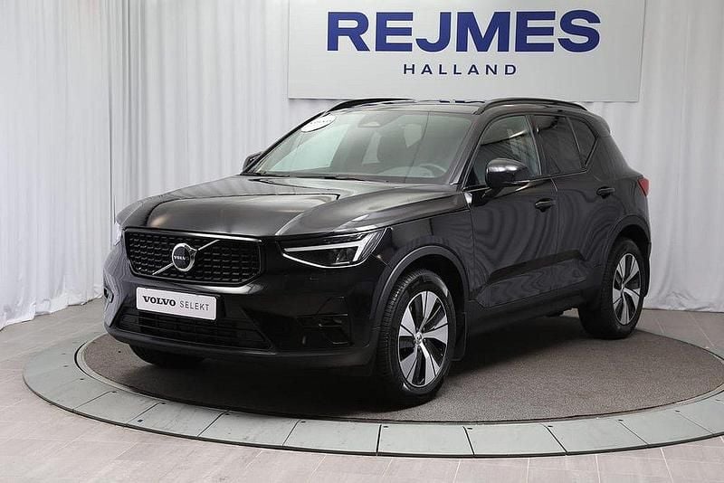 Svart Begagnad 2025 Volvo XC40 Plus SUV | 429 500 kr (Dyr) - Bild 1/4