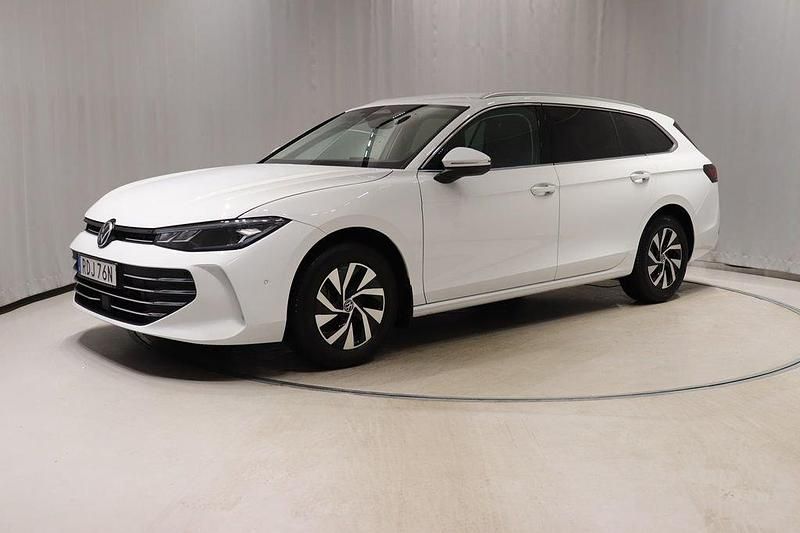 Vit Begagnad 2024 VW Passat Business Kombi | 369 900 kr (Dyr) - Bild 1/4