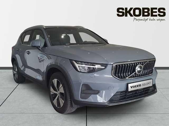 Grå Begagnad 2023 Volvo XC40 Core SUV | 389 900 kr (Marknadspris) - Bild 1/3