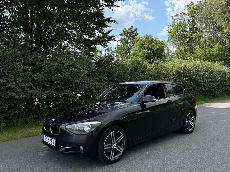Svart Begagnad 2014 BMW 114 Sport Line Halvkombi | 49 850 kr - Bild 1/4