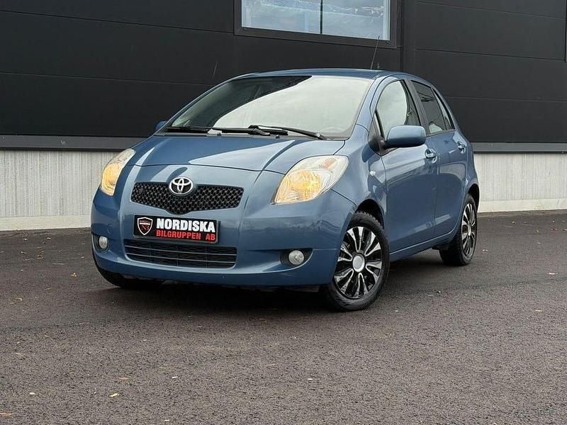 Grå Begagnad 2007 Toyota Yaris Halvkombi | 59 800 kr (Marknadspris) - Bild 1/4