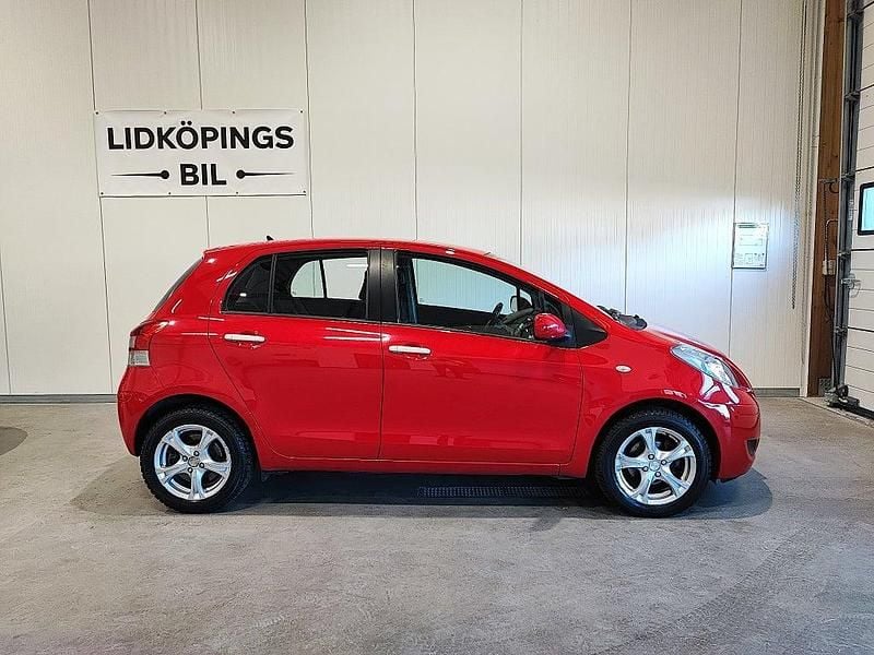 Begagnad Toyota Yaris 99 HK (72 kW) 2011 Röd Halvkombi