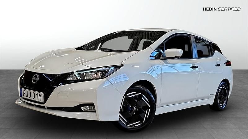 Vit (white) Begagnad 2023 Nissan Leaf Acenta Halvkombi | 189 900 kr (Marknadspris) - Bild 1/4