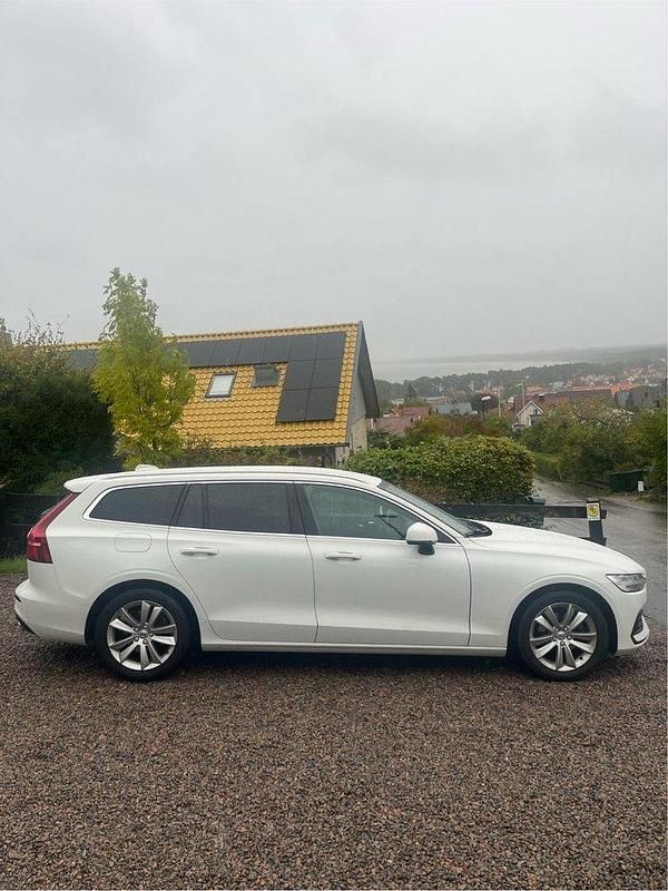 Vit Begagnad 2019 Volvo V60 Momentum Kombi | 210 000 kr (Bra pris) - Bild 1/4