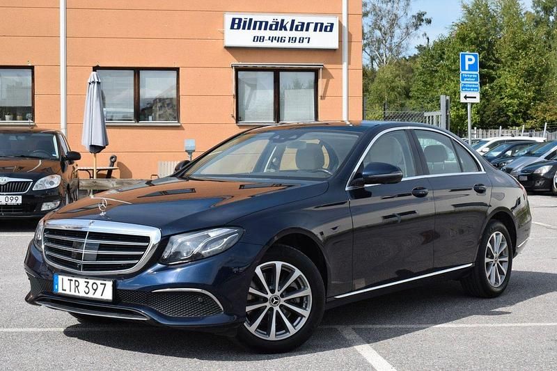 Mörkblå Begagnad 2017 Mercedes E220 Exclusive Sedan | 269 000 kr (Bra pris) - Bild 1/4