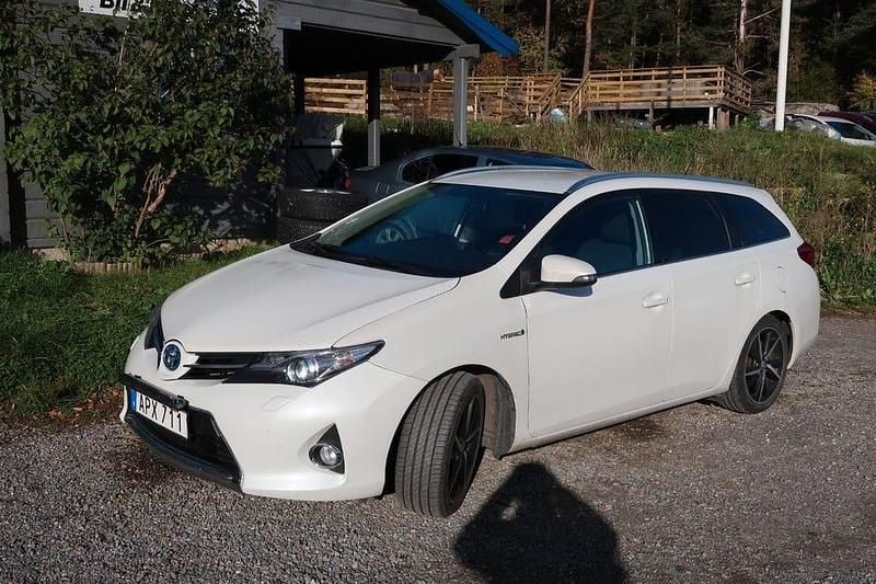 Vit Begagnad 2013 Toyota Auris Touring Sports Edition Kombi | 103 500 kr (Marknadspris) - Bild 1/4