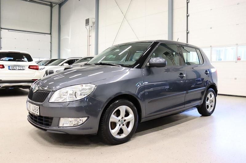 Mörkgrå Begagnad 2011 Skoda Fabia Elegance Halvkombi | 99 800 kr (Dyr) - Bild 1/4