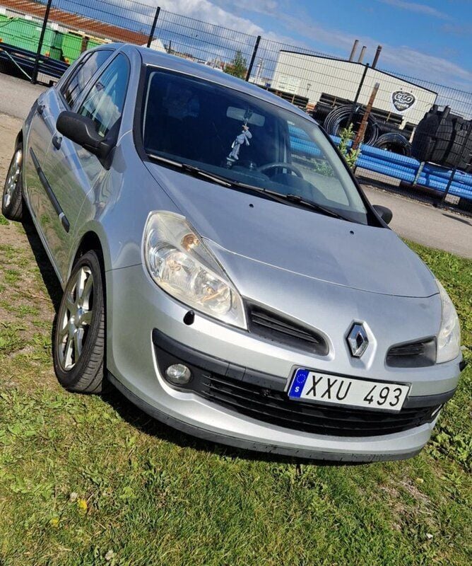 Grå Begagnad 2006 Renault Clio R.S. Halvkombi | 20 000 kr (Bra pris) - Bild 1/4